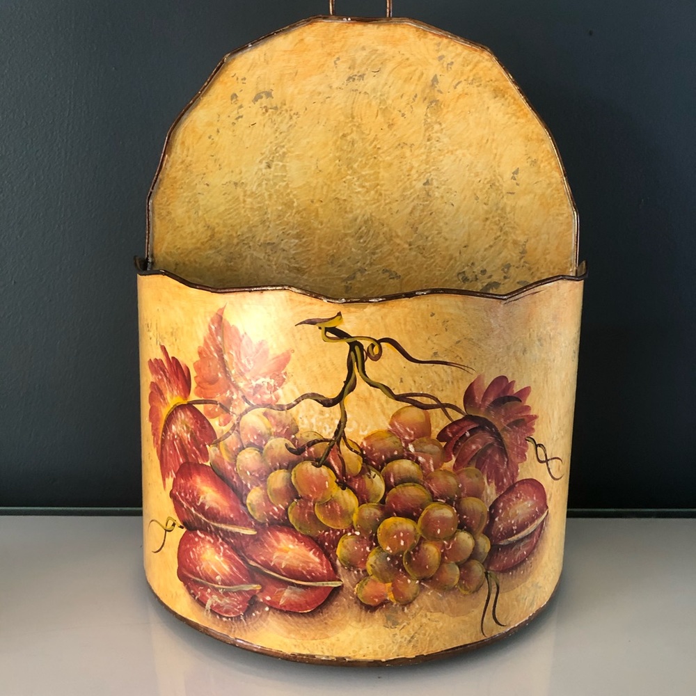 🍂Beautiful wall tin. Painted w/ grapes, & leaves!